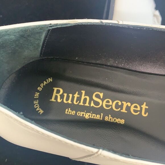 Ruth Secret NEW white with black block heel shoes - Picture 10 of 10